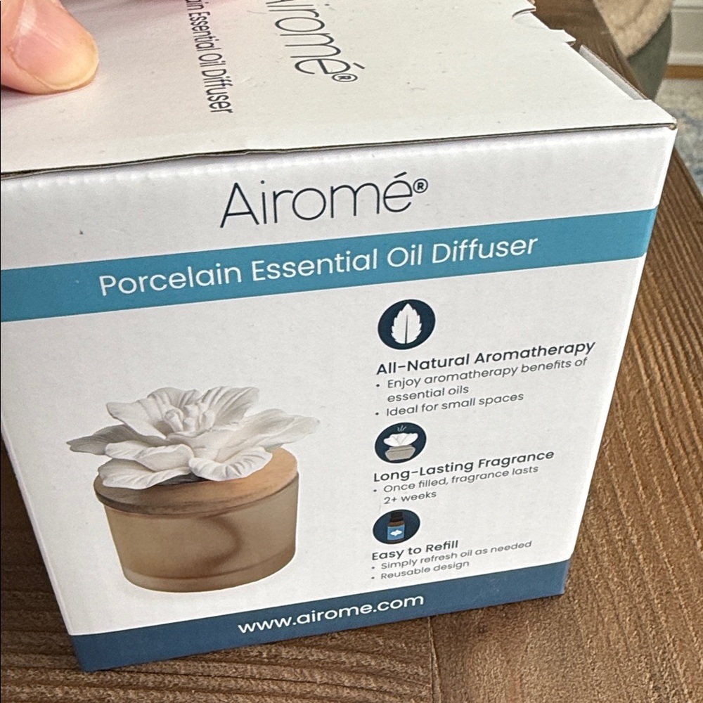 Airome Porcelain Essential Oil Diffuser - With 4 Pack of Sand and Fog Oils NWOT - Picture 5 of 8